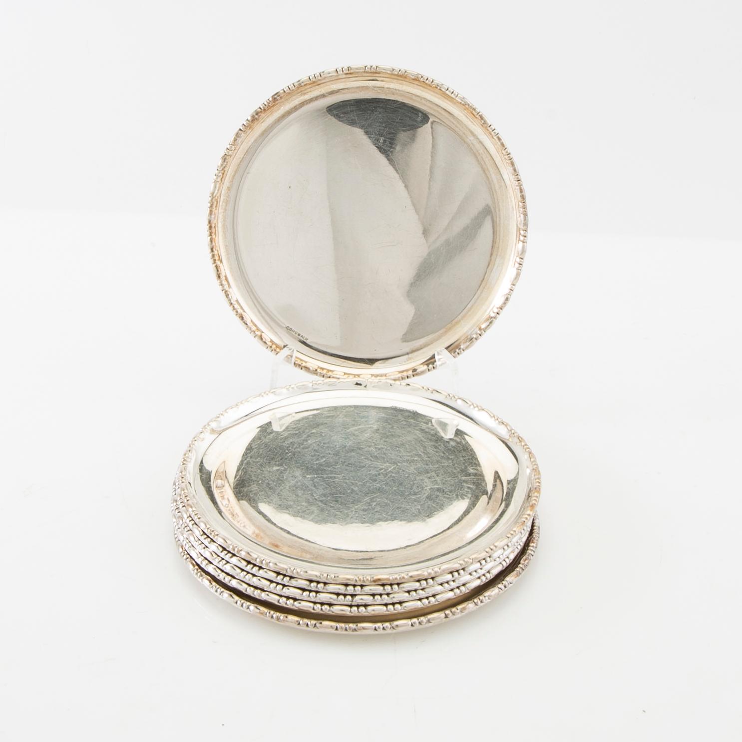 Brödskålar, skålar, underlägg samt serveringsskål 17 dlr nysilver 1900-talets första hälft.