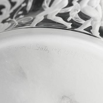 Simon Gate, an engraved Swedish Grace glass bowl on a plate, Orrefors, Sweden 1925, model 147.