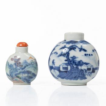 Two Chinese porcelain snuffb ottles, late Qing dynasty / 20th century.