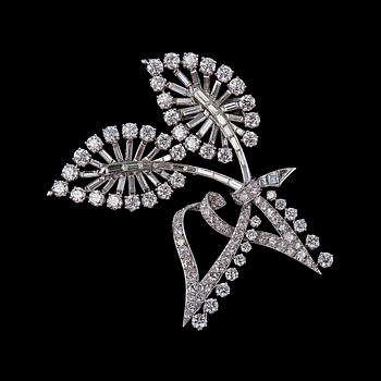 73. BROOCH, Van Cleef & Arpels. 146 brilliant and baguette cut diamonds c. 13.50 ct ~ G-H/vs.