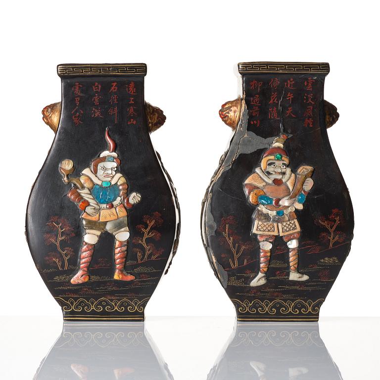 Vaser, ett par, lackerade med inläggningar, Qingdynastins mitt.