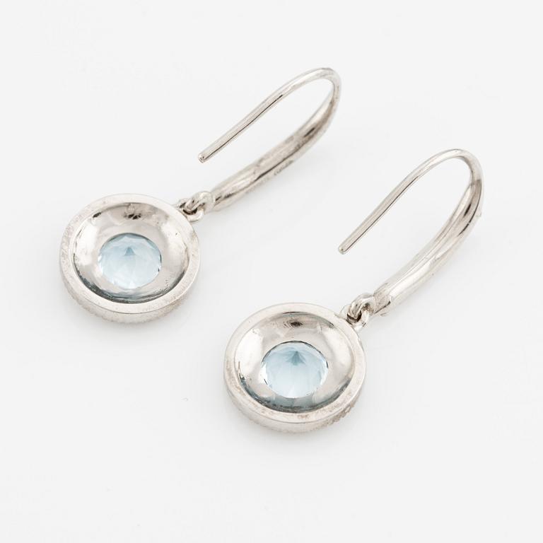 A pair of earrings in 18K white gold with aquamarines and round brilliant-cut diamonds.