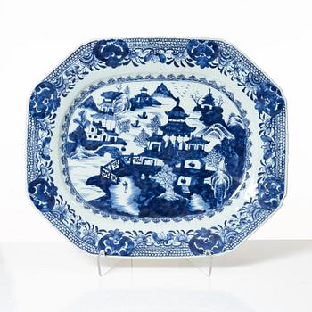 A porcelain dish, China, Qing dynasty, Qianlong 1736-95.