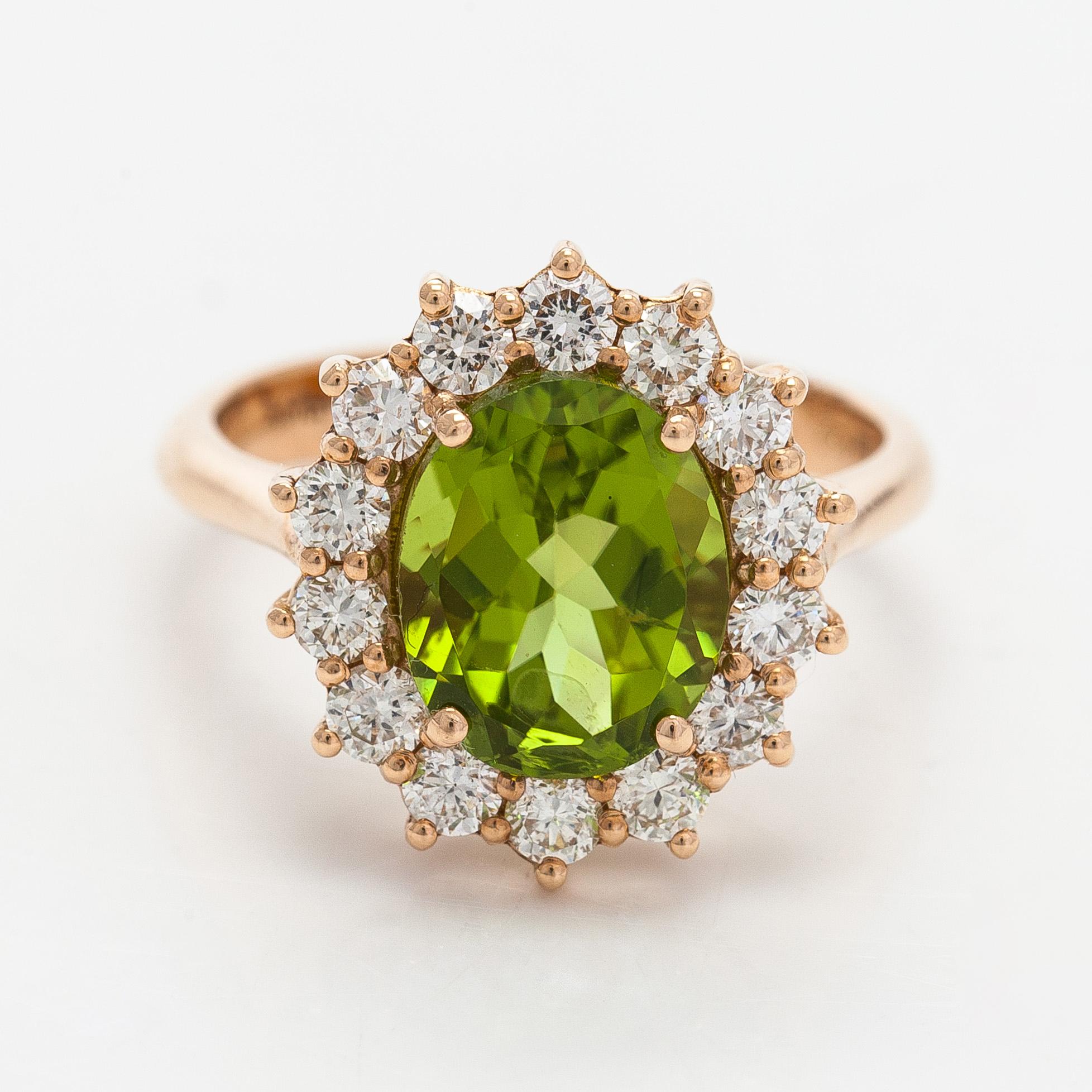 Ring, faceted peridot, diamonds, 18K gold.