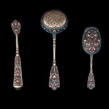SKED, STRÖSKED samt SOCKERTÅNG, emalj och silver, Moskva, 1882-1899. Helhetsvikt 128 g.