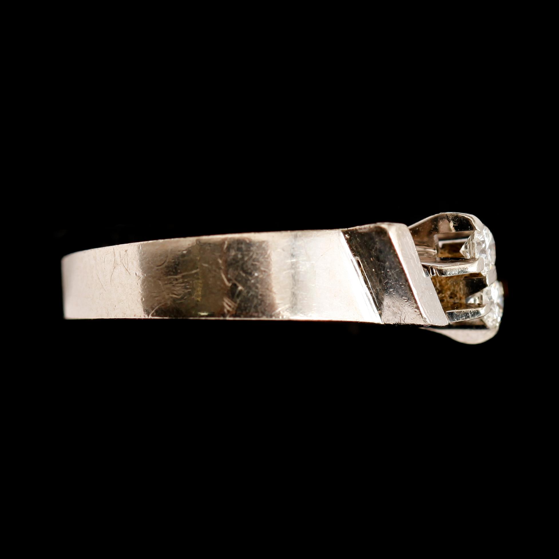 RING, 18 k vitguld, Stockholm BCG 1950. 2 briljantslipade diamanter totalt 0.10 ct.  Total vikt 3 gram.