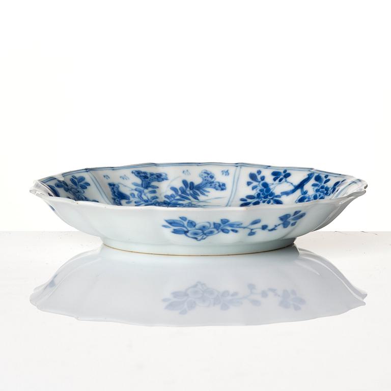 A blue and white dish, Qing dynasty, Kangxi (1662-1722).