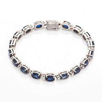 An 18K white gold bracelet set with oval faceted sapphires and brilliant-cut diamonds. Helsinki 1999.