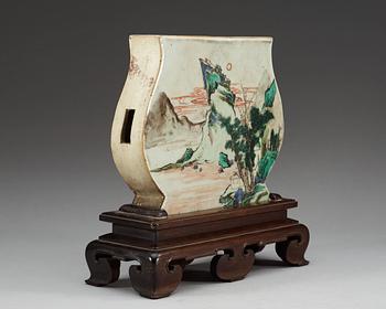 A famille verte stand, Qing dynasty, Kangxi (1662-1722).