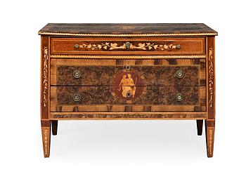 A CHEST OF DRAWERS, Italy, approx. Late 18th century.