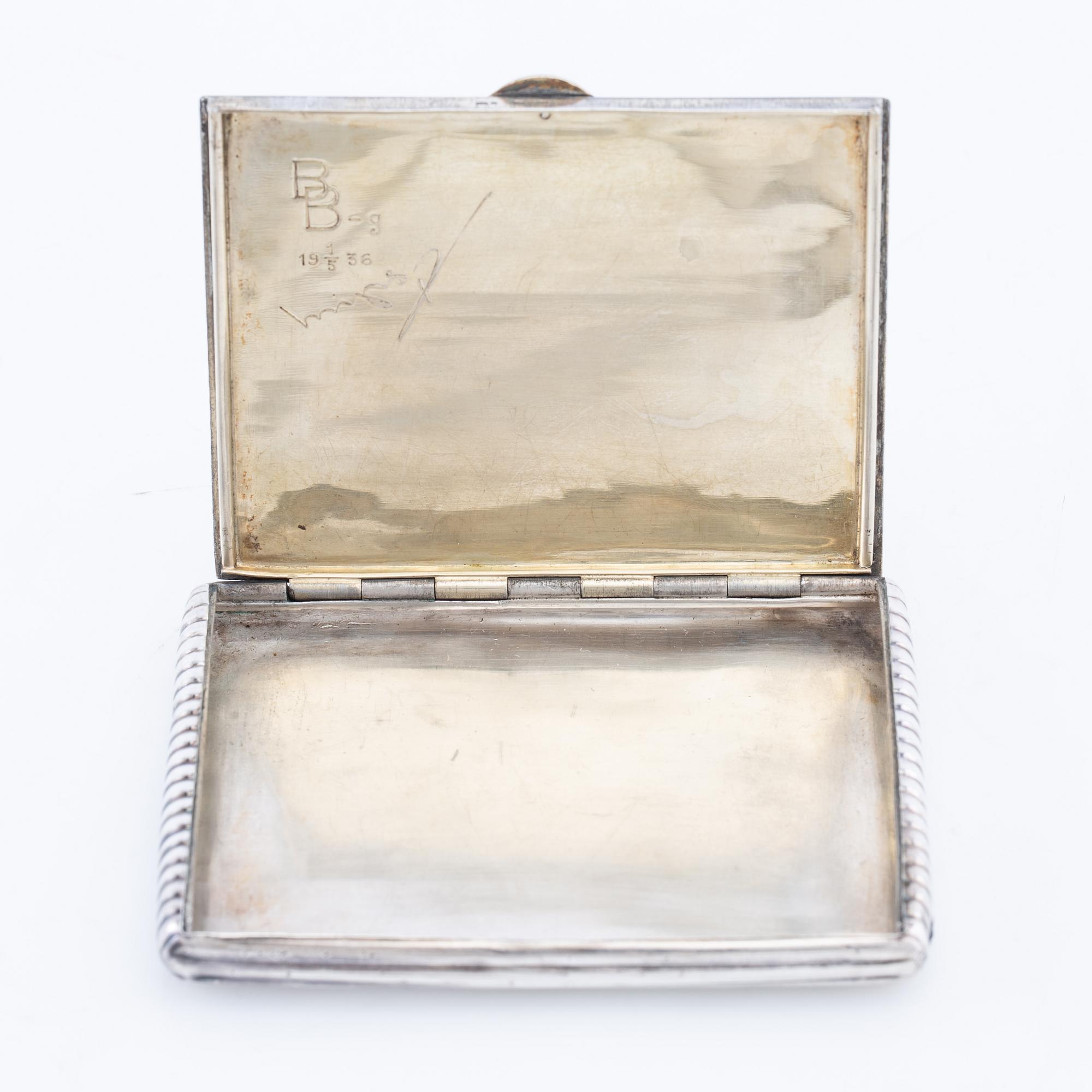 Cigarette case of silver with a cabochon-cut blue stone, first half of the 20th century.