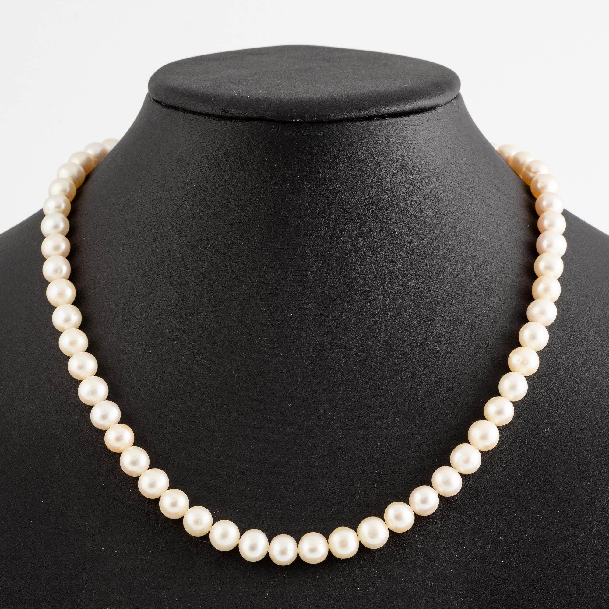 Two necklaces, cultured freshwater pearls, clasp 18K gold.