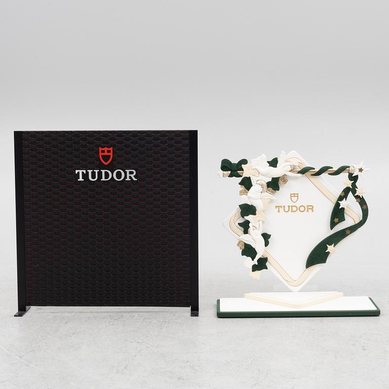 Display material, three pieces, Tudor.