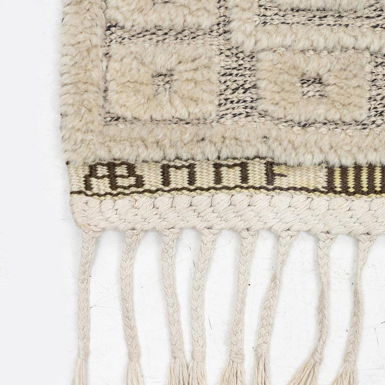 Märta Måås-Fjetterström, matta, "Vita spetsporten", reliefflossa, ca 270 x 164 cm, signerad AB MMF A.C.E. C 1962.