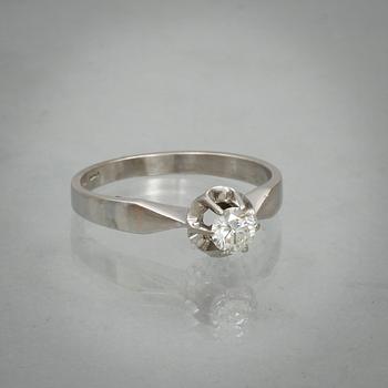 RING 18k vitguld med briljantslipad diamant tot ca 0,28 ct enligt gravyr. Vikt 3,2 g.