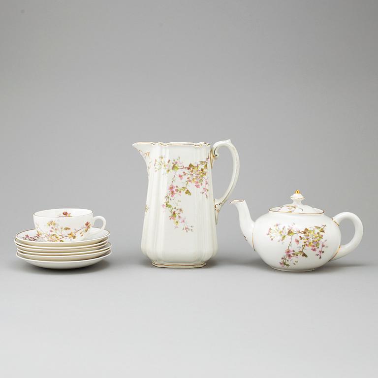 A 100-piece creamware dinner and tea service from Gustafsberg, early 20th Century.