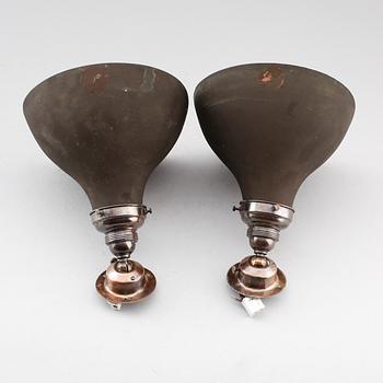 INDUSTRILAMPOR, 2 st, 1900-talets första hälft. Höjd ca 20 cm.