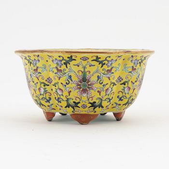 A Chinese flower pot, 20th Century.