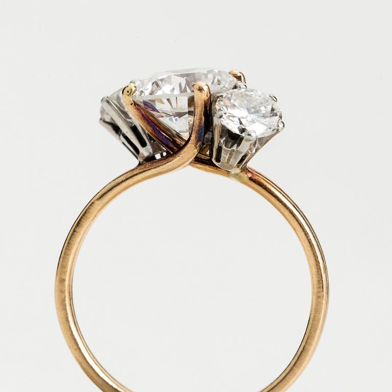 RING, 18K gold with one diamond >2 cts and two diamonds each approx. 0.50 cts.