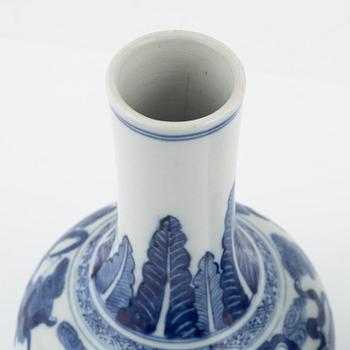 A set of three blue and white vases, late Qing dynasty, circa 1900.