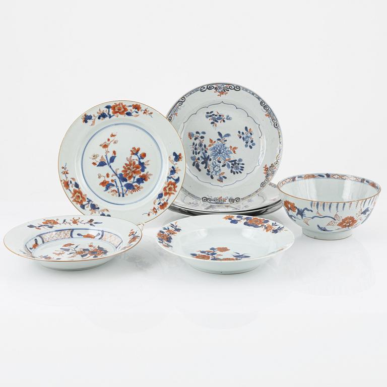 Tallrikar, sju stycken, samt en skål, porslin. Qingdynastin, 1700-tal.