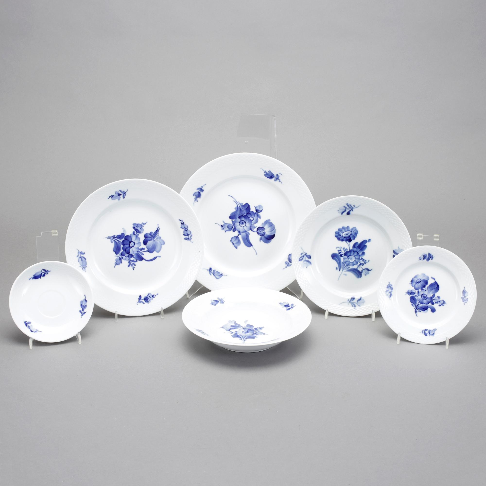 SERVIS, porslin, 91 delar, "Blå blomst" Royal Copenhagen.