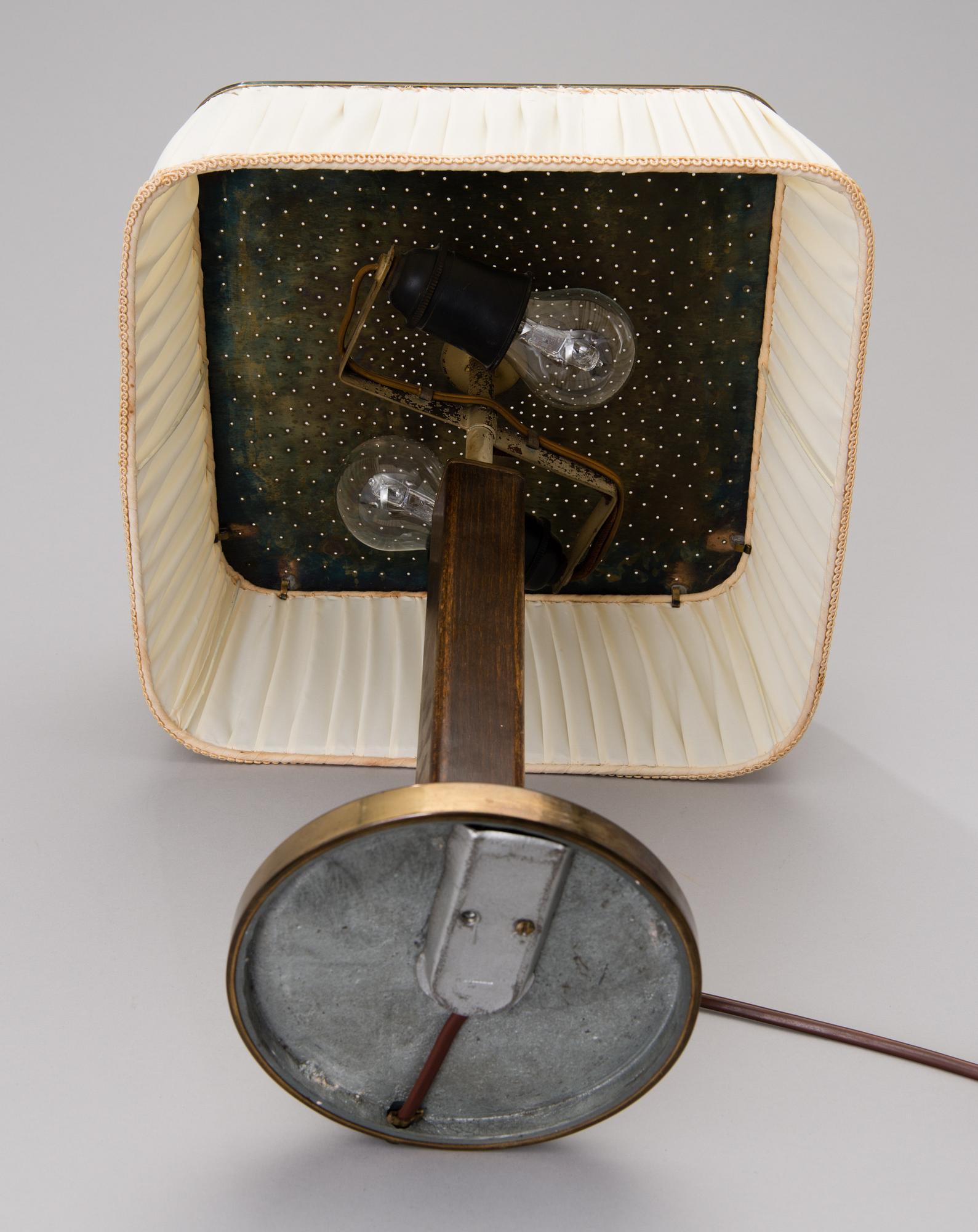 A 1940s table lamp  model 5066, manufactured by Taito Oy, Finland.