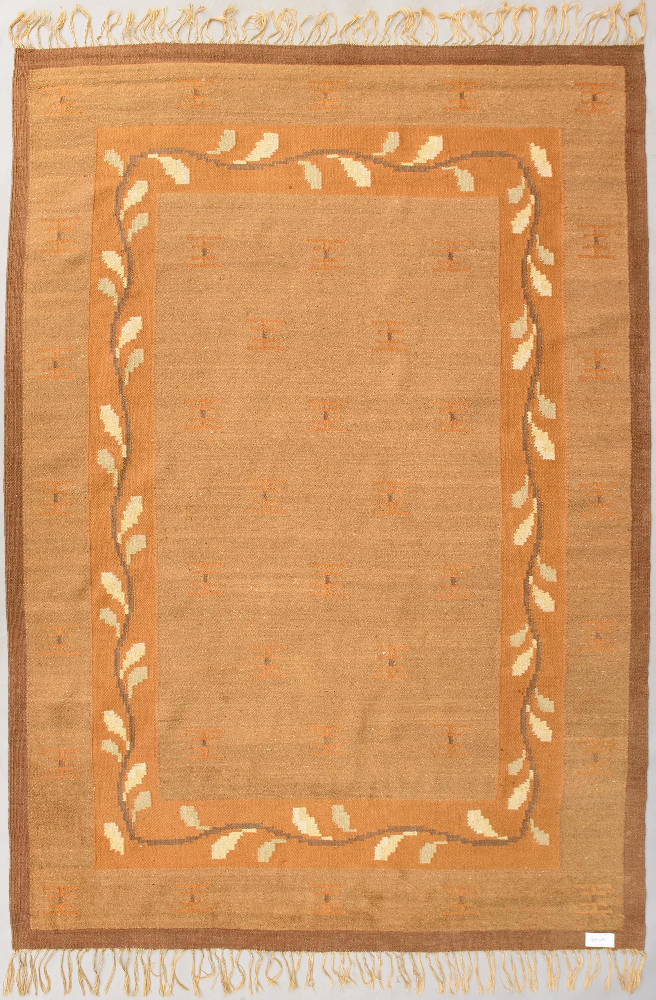 A 1920s Finnish flat weave carpet probably for Kotiteollisuus Oy Orkamo. Circa 340x245 cm.