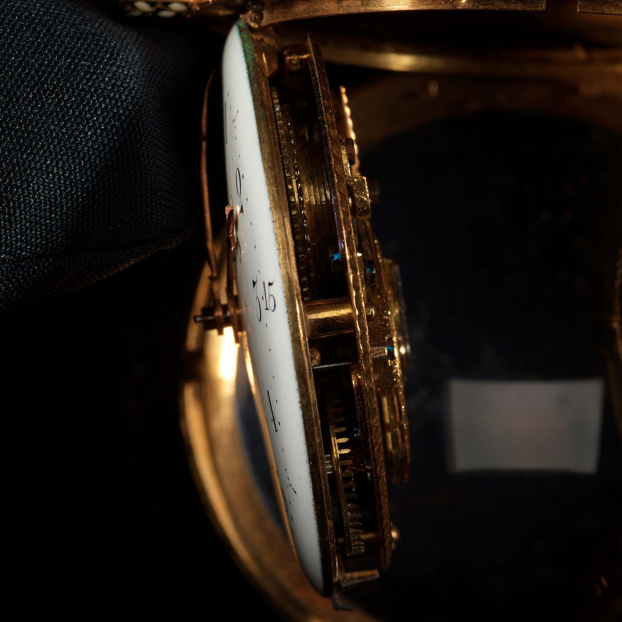 FICKUR, guld, emalj, pärlor samt pastestenar, märkt: "Breguet, Paris", sannolikt 1700-talets slut.