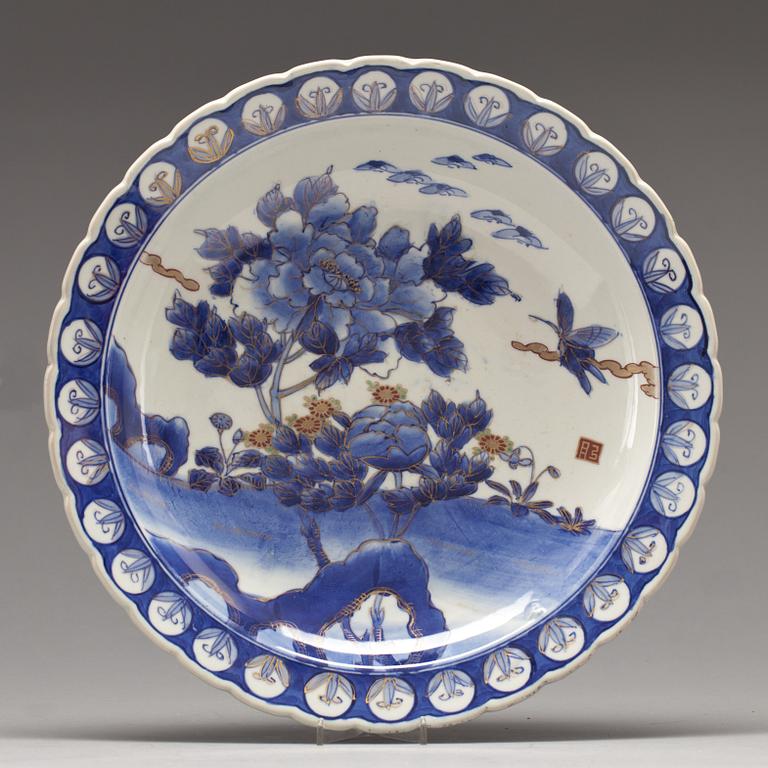 SKÅLFAT, porslin. Japan, 1800-talets andra hälft.