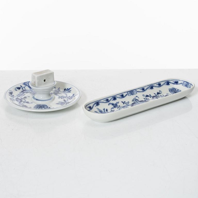 Meissen, a set of nineteen porcelain parts, 'Zwiebelmuster/Blue Onion', Germany.