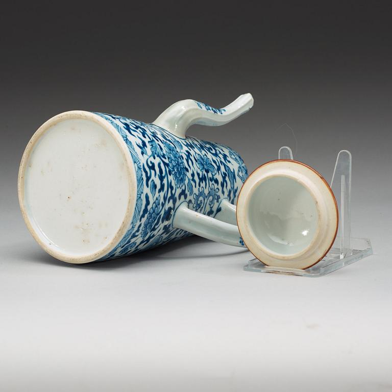 A blue and white coffepot with cover, Qing dynasty, 18th Century.