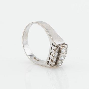 Ring, 18K vitguld med briljantslipade diamanter.