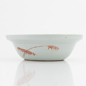 A porcelain basin, China, late Qing dynasty, around 1900.