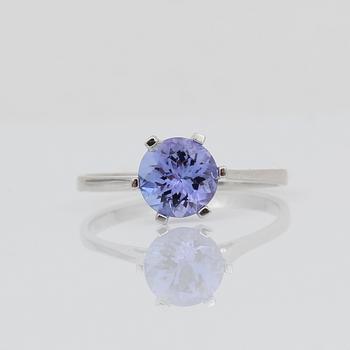 RING, 18K vitguld med rundslipad tanzanit ca 1,40 ct. Vikt ca 2,06 g.