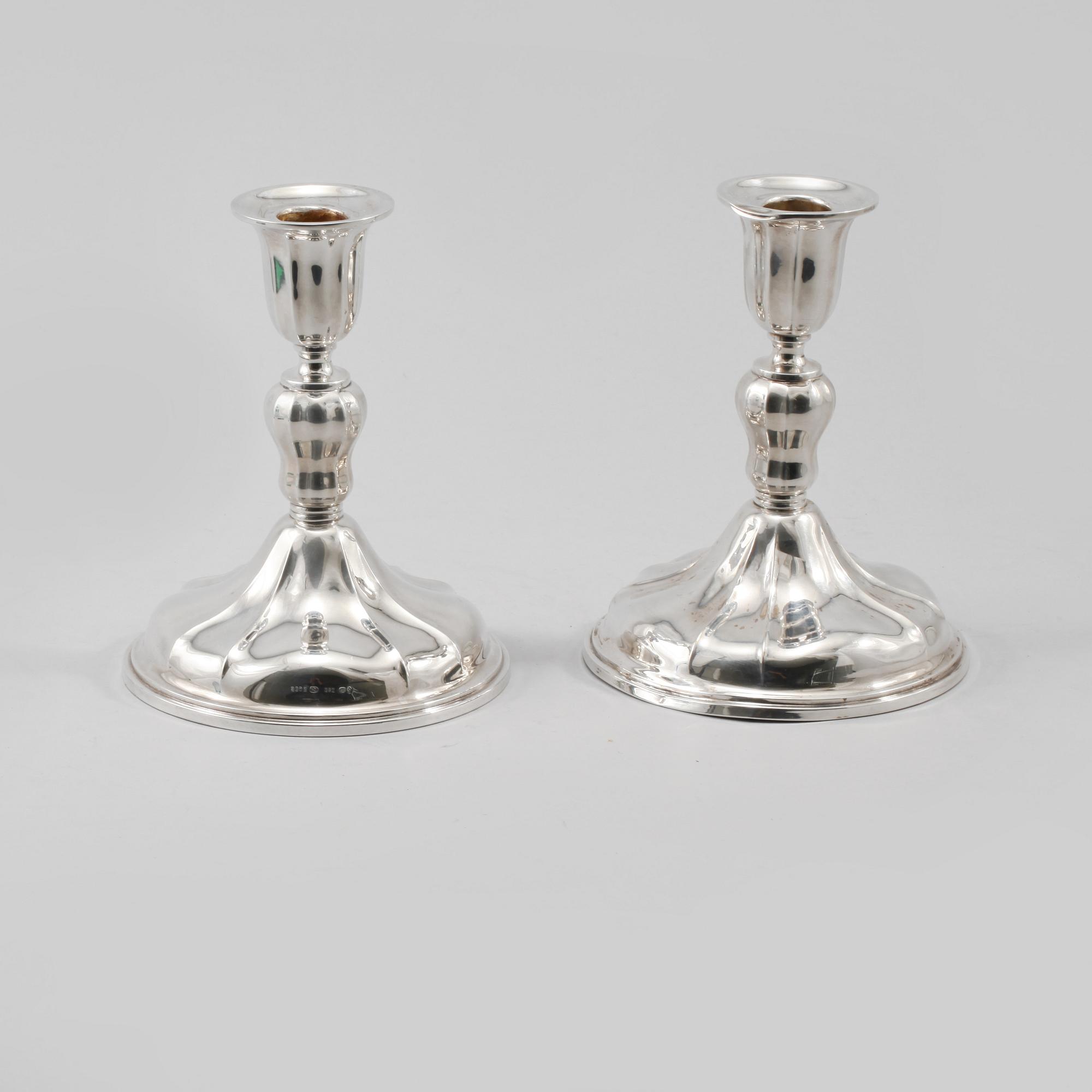 LJUSSTAKAR, ett par, silver, rokokostil, importstämpämplade, 1900-tal.