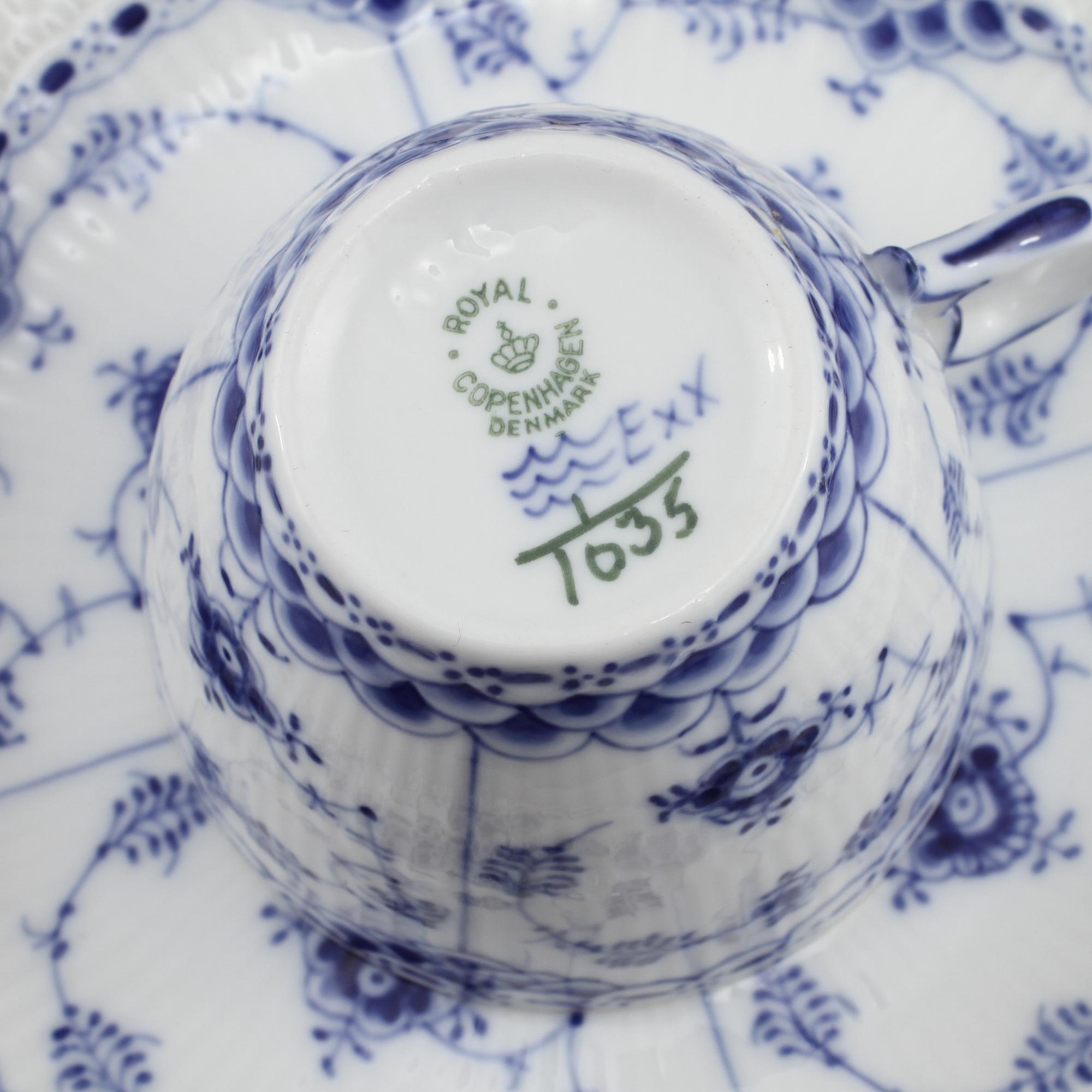 SERVISDELAR, 24 st, porslin, "Musselmalet", Royal Copenhagen, 1900-talets andra hälft.