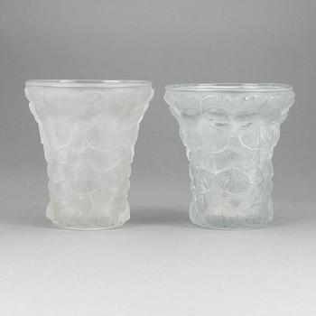 VASER, 2 st, glas, Lalique-typ, ej signerade, 1900-tal.