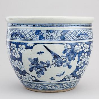 A blue and white flower pot, Qing dynasty, 19th century.