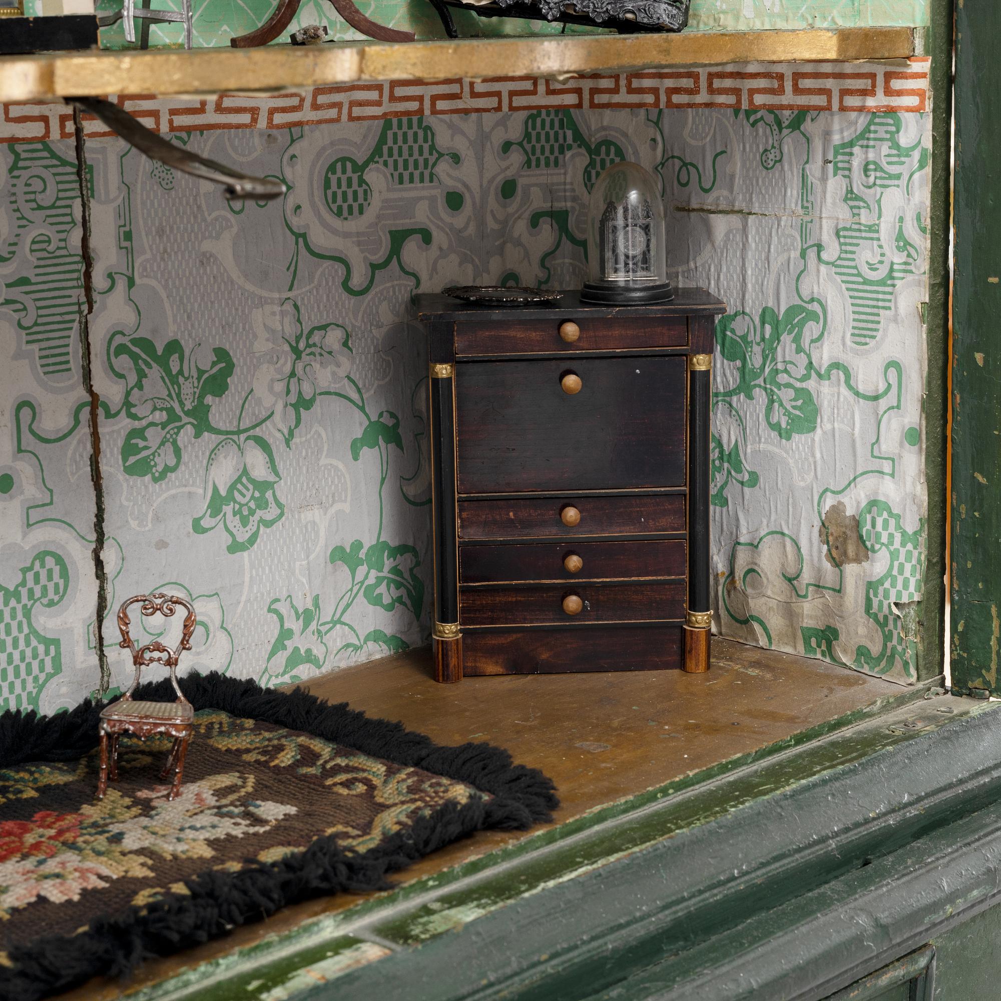 An 18th century cabinet / doll's house.
