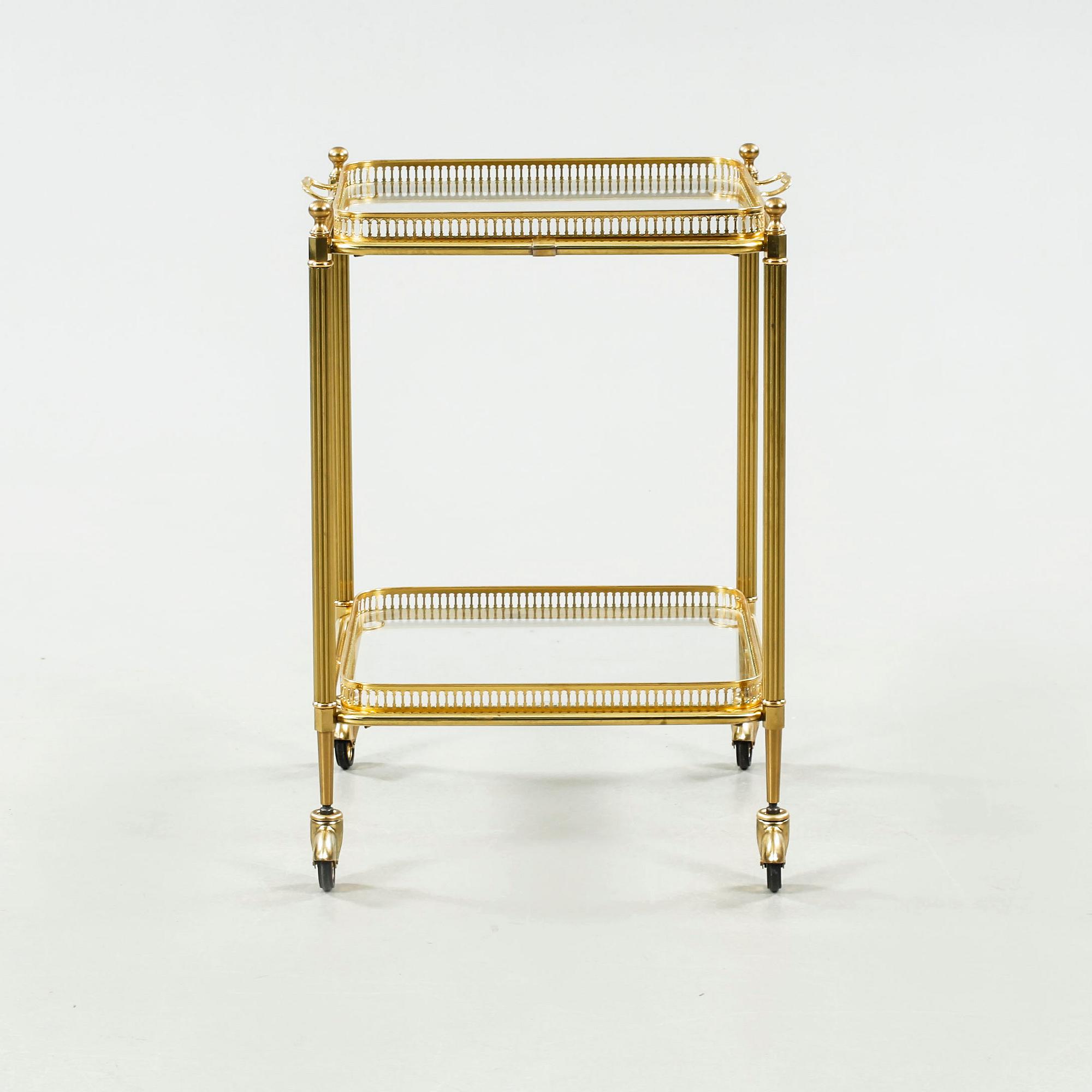 A serving trolley from the foruth quarter of the 20th century.
