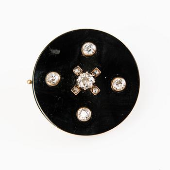 A 14K gold and silver brooch with an onyx, rose cut and old cut diamonds ca 1.3 ct in total. St. Petersburg 1898-1903.