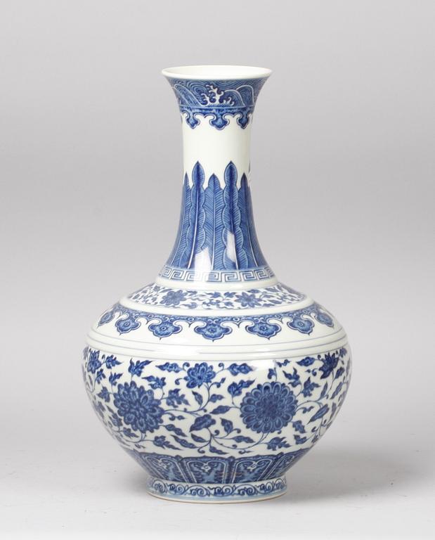 VAS, porslin, Kina. Sex karaktärers märke.