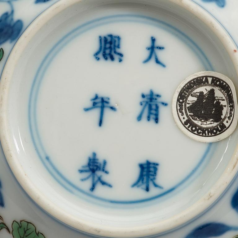 SKÅL, porslin. Qingdynastin med Kangxis märke (1644-1912).