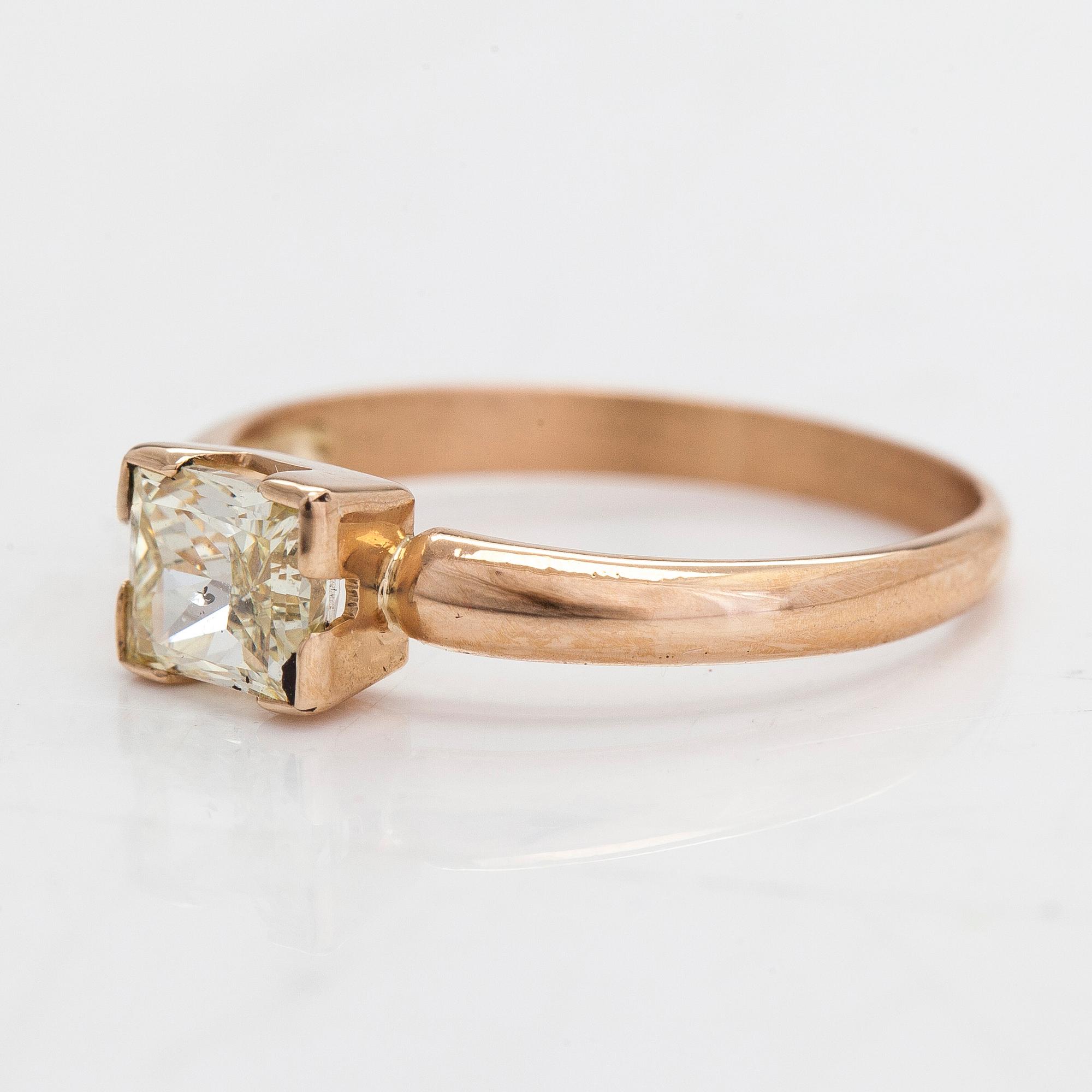 A 14K gold ring, with a rectangular modified princess-cut diamond approx. 1.00 ct. With IGI certificate.