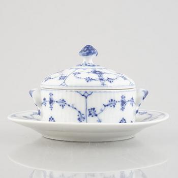 A 'Blue Fluted' / 'Musselmalet rifflet' porcelain butter dish, Royal Copenhagen, model 399, 1898-1923.