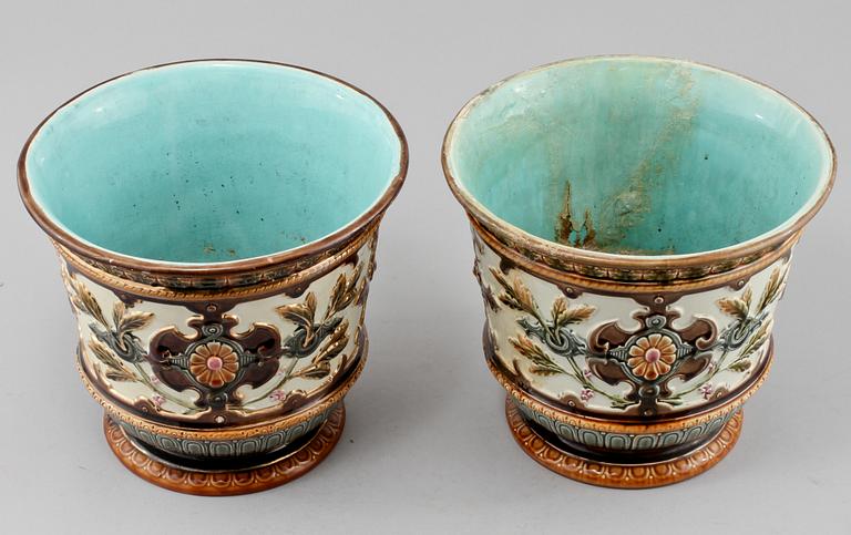 YTTERFODER, 2 st snarlika, majolika, Rörstrand, omkring 1900.