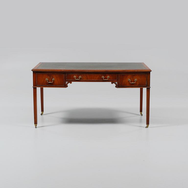 SKRIVBORD, Engelsk stil, 1900-talets andra hälft.