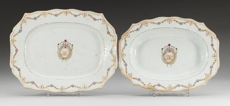 FAT, två stycken, kompaniporslin. Qing dynastin, Qianlong (1736-95).