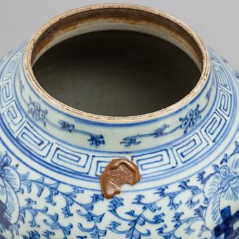 GOLVURNOR, två stycken, porslin. Kina, 1900-tal.